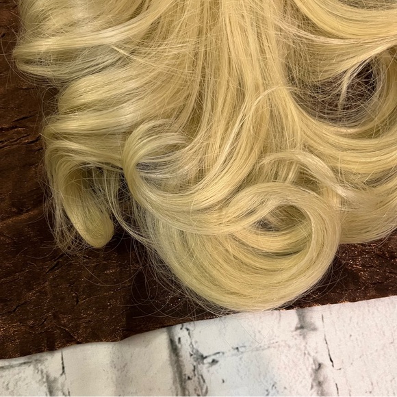 Claw clip w/attached Synthetic 12’ blonde ponytail curly - Picture 9 of 13
